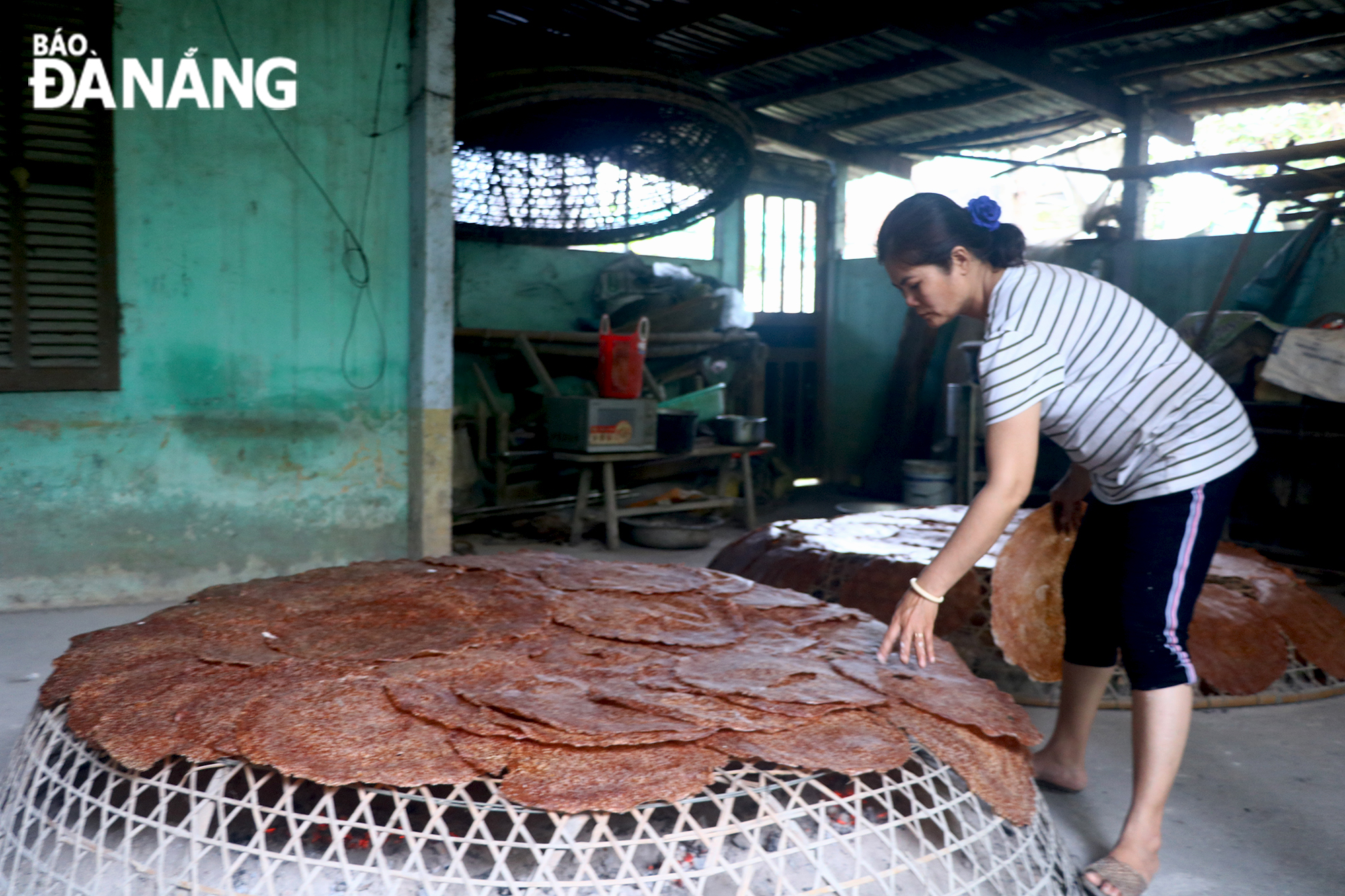 Tiếp đó, phần bánh mới tráng sẽ nhanh chóng được chuyển sang hong khô lần lượt trên 3 lồng than với mức nhiệt độ khác nhau để bánh được thơm hơn.