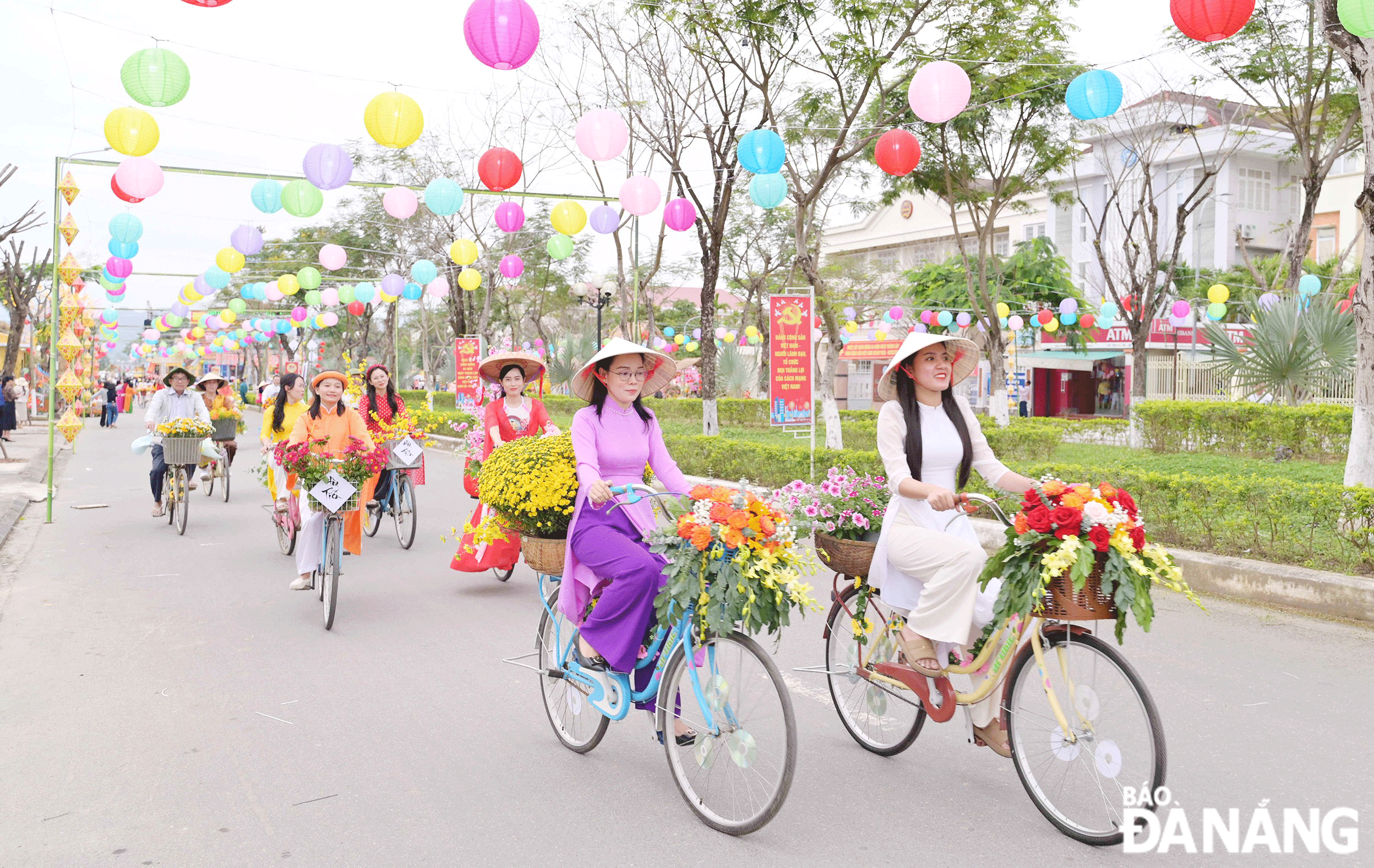 Festivals help to attract the attention of local people and tourists. Local residents and tourists experience activities at the Vietnamese Tet Festival taking place in Hoa Vang District from January 26 to 29. Photo: THU HA