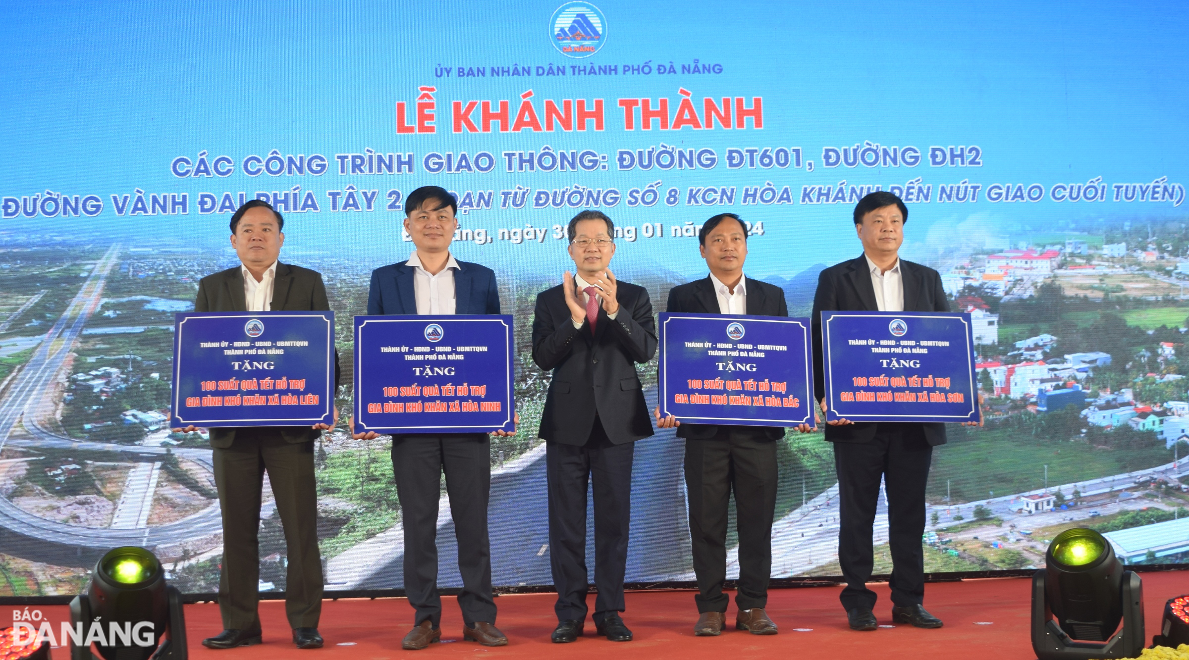 Leaders of Hoa Ninh, Hoa Lien, Hoa Son and Hoa Bac communes in Hoa Vang District receiving symbolic boards of donations of 400 Tet gifts for poor families from Da Nang Party Committee Secretary Nguyen Van Quang. Photo: HOANG HIEP