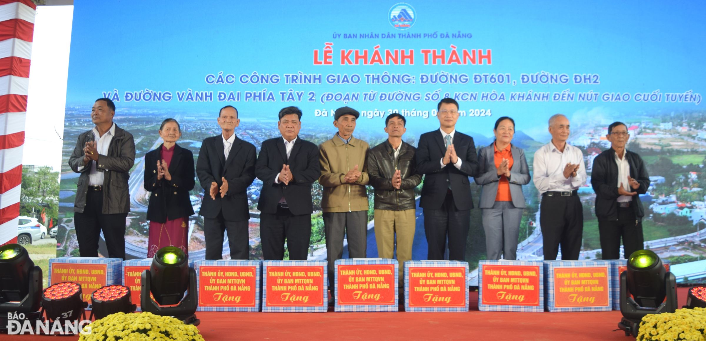 Chairman of the Viet Nam Fatherland Front Committee of Da Nang Ngo Xuan Thang presenting gifts to village heads and relocated households in Hoa Son, Hoa Lien, Hoa Bac and Hoa Nhon communes. Photo: HOANG HIEP