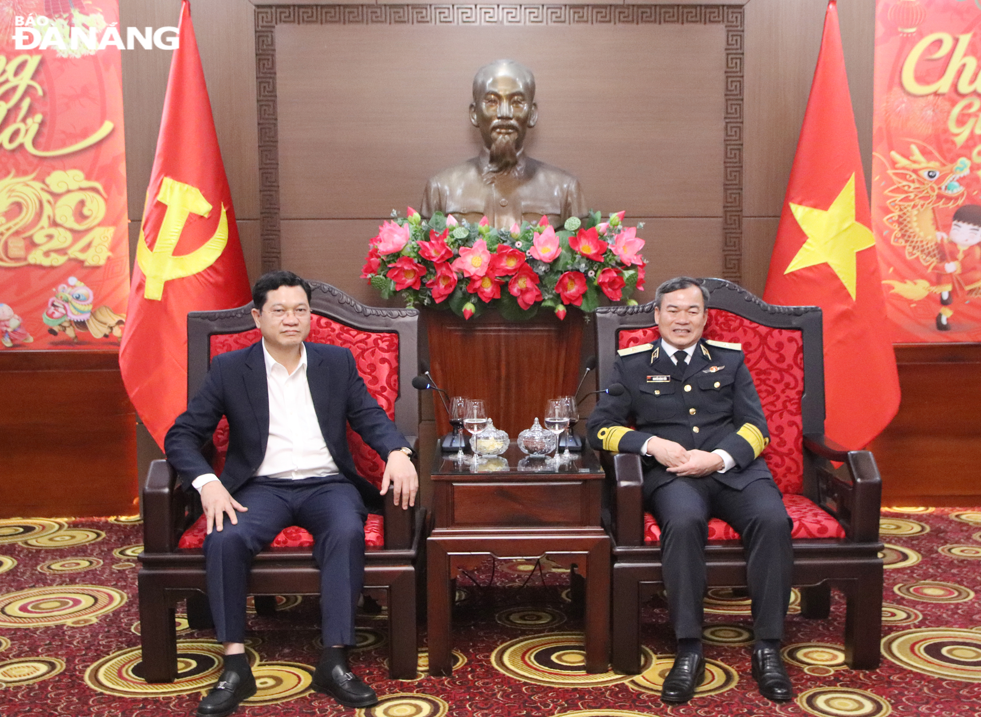 Permanent Vice Chairman of the Da Nang People's Council Tran Phuoc Son (left) chaired a reception for the delegation of the Naval Region 3 Command led by Rear Admiral Nguyen Dang Tien (right). Photo: TRONG HUY