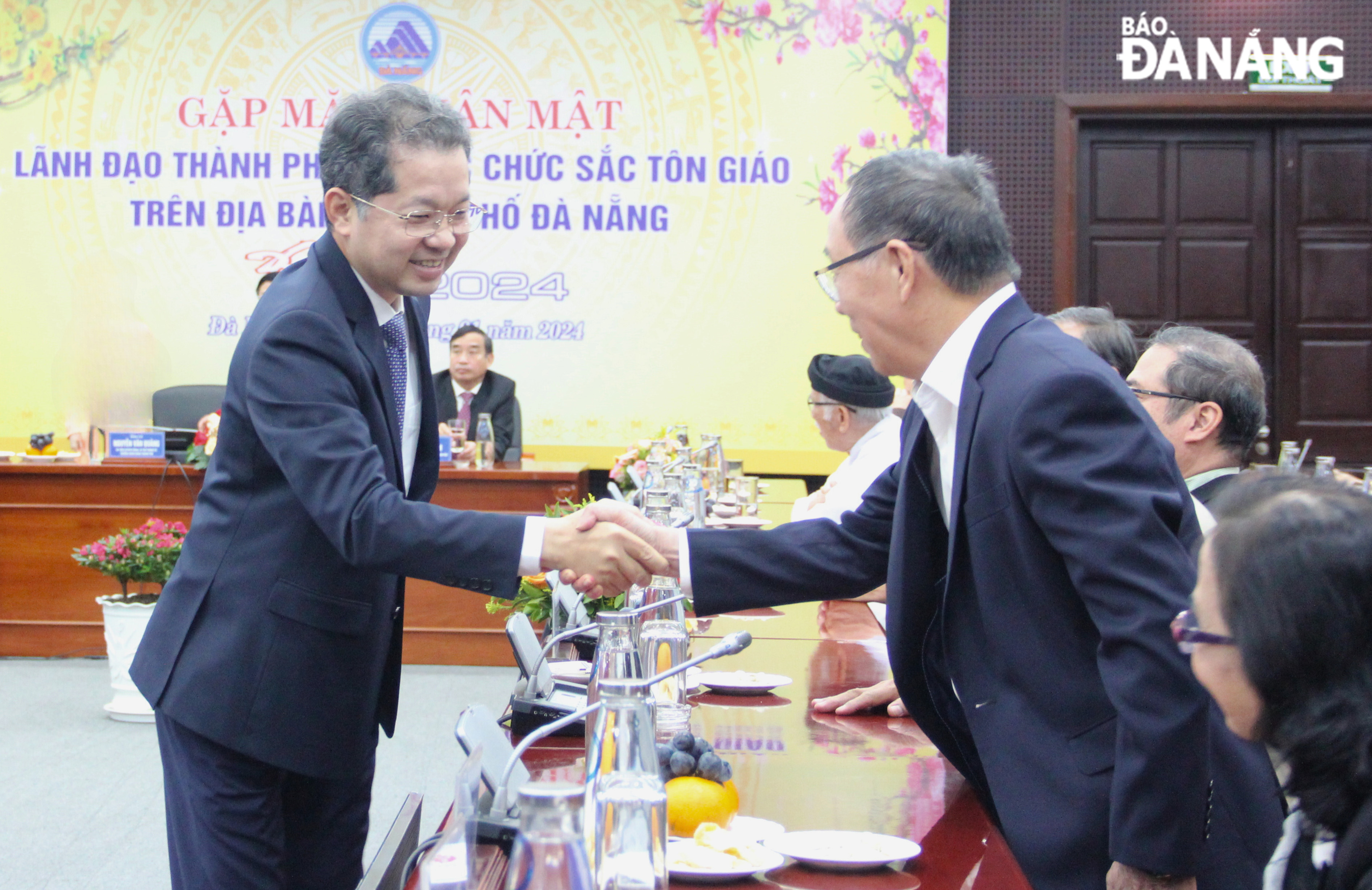 Da Nang Party Committee Secretary Nguyen Van Quang (left) congratulates religious dignitaries on the occasion of the upcoming Lunar New Year. Photo: X.H