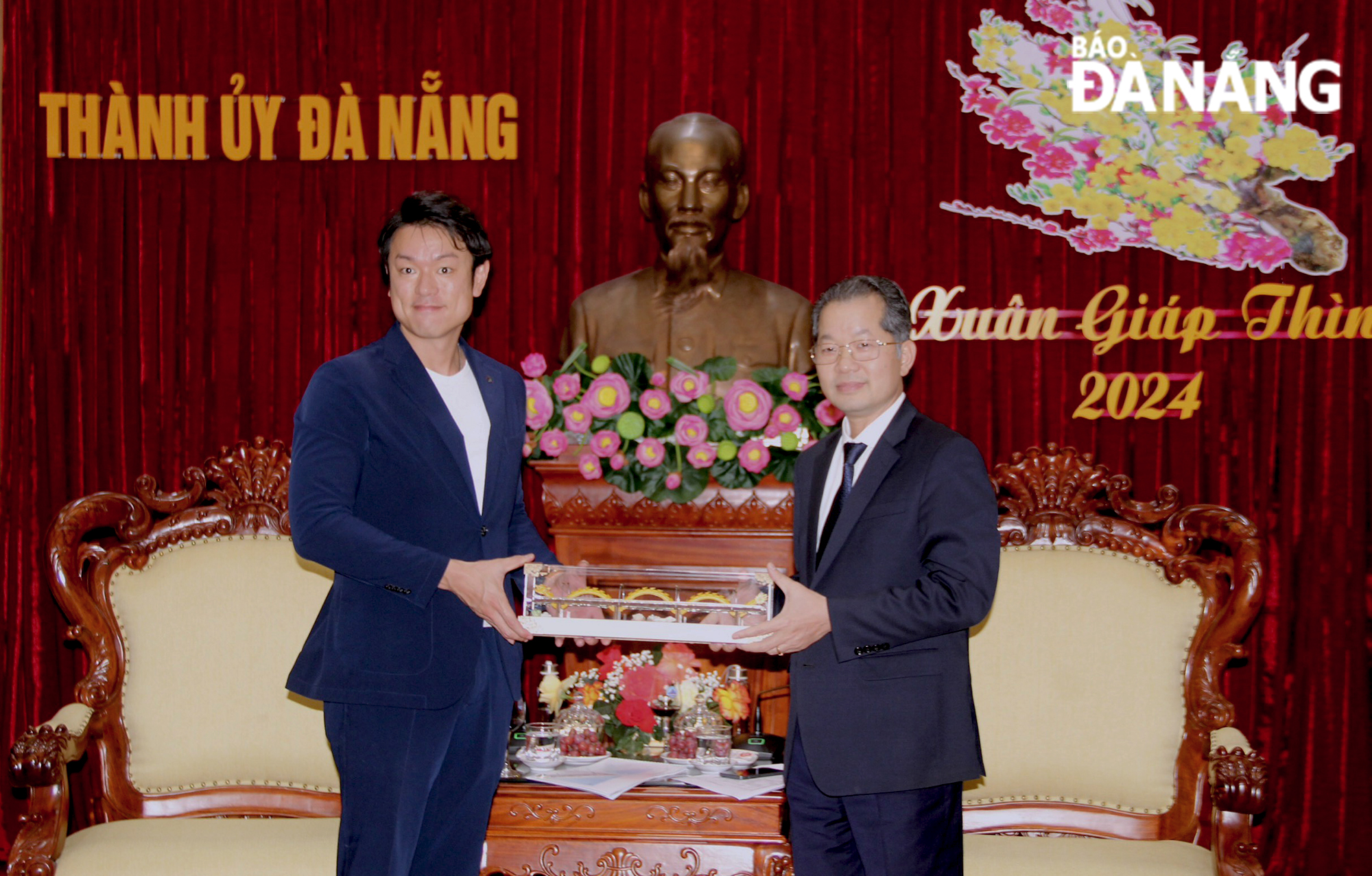 Mr. Odaka Yoshimune, the Chairman of the Mikazuki Hotel Group (left) and municipal Party Committee Secretary Nguyen Van Quang