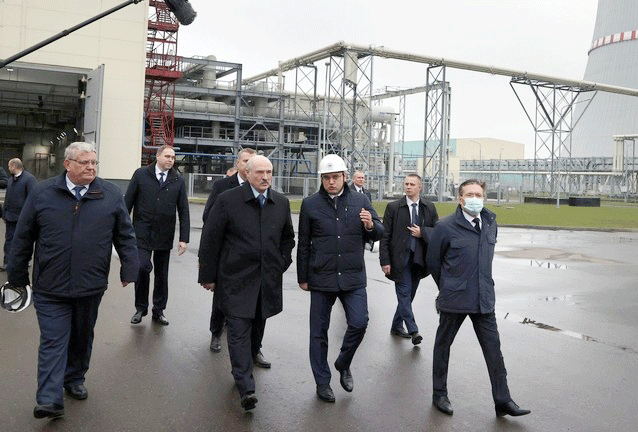 Tổng thống Belarus Alexander Lukashenko tham quan nhà máy điện hạt nhân Belarus gần thành phố Ostrovets (Belarus) năm 2020. Ảnh: Sputnik