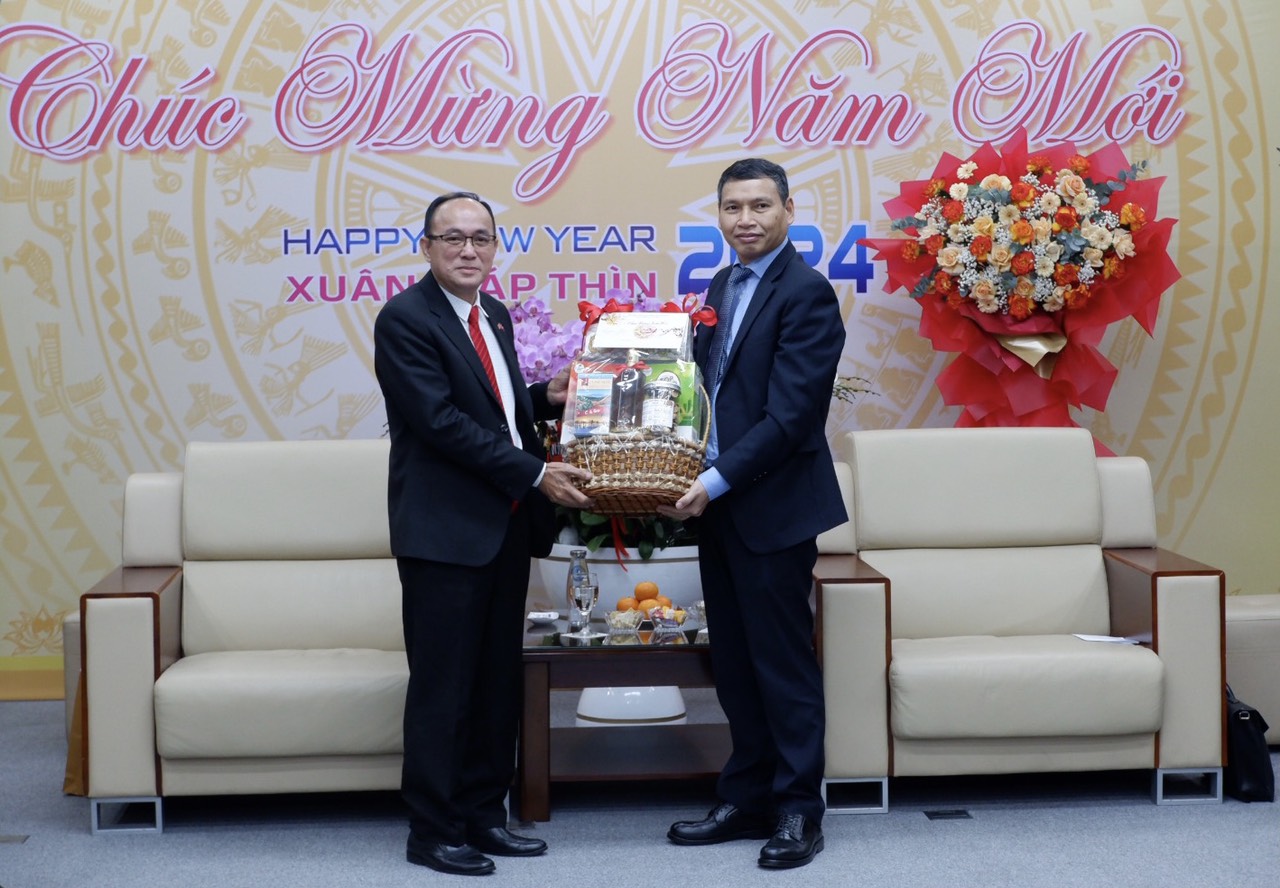 Vice Chairman of the Da Nang People's Committee Ho Ky Minh presents a gift to Deputy Governor of Champasak Province Somboun Hueangvongsa. Photo: danang.gov.vn