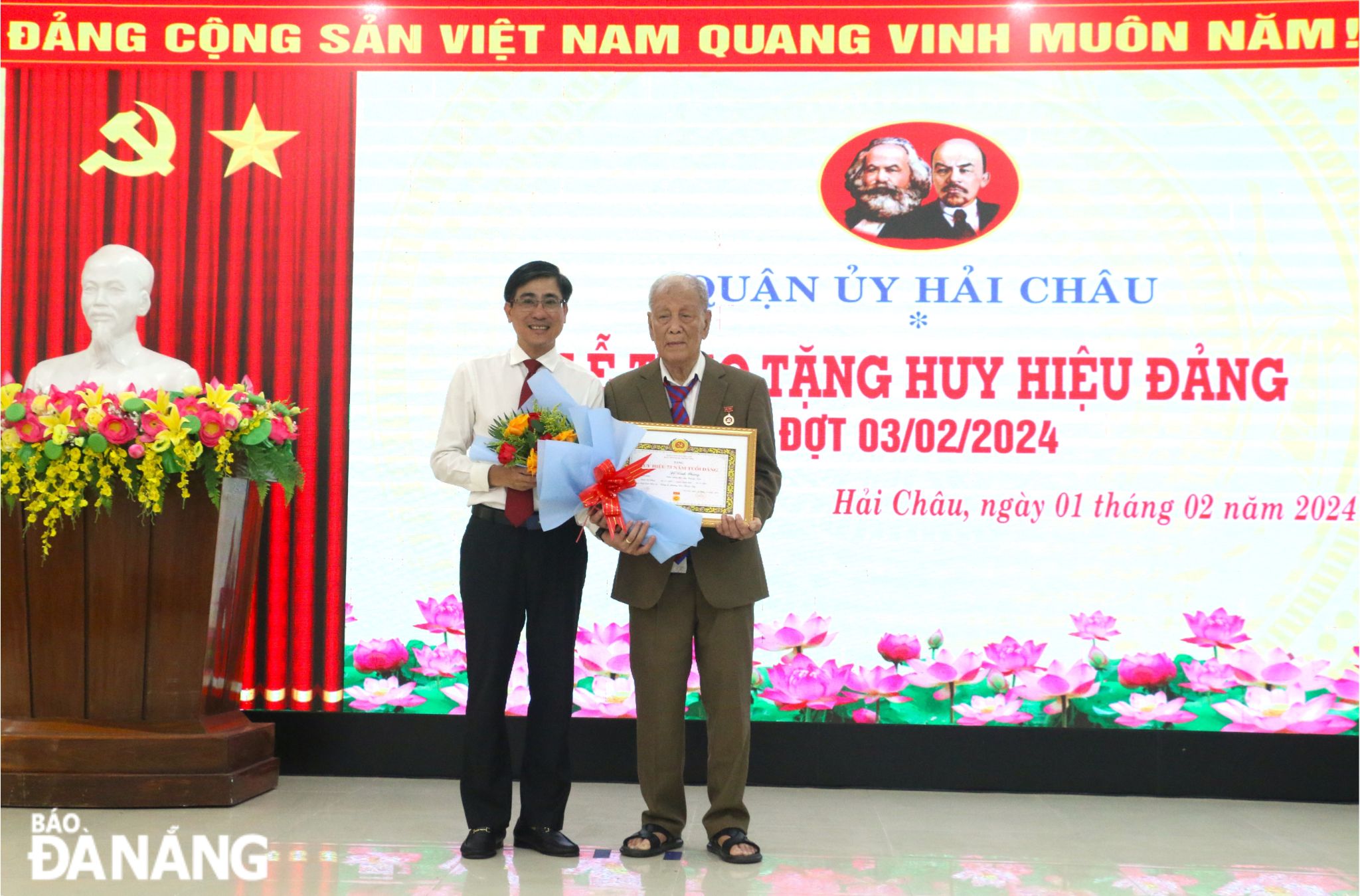 Quận ủy Hải Châu trao Huy hiệu Đảng cho đảng viên đợt 3-2-2024