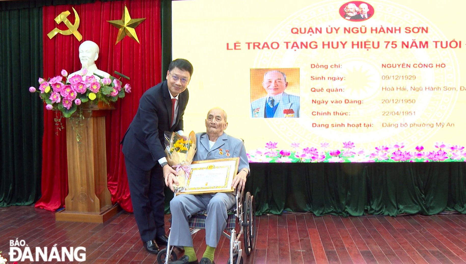 Quận uỷ Ngũ Hành Sơn trao Huy hiệu Đảng cho 59 đảng viên