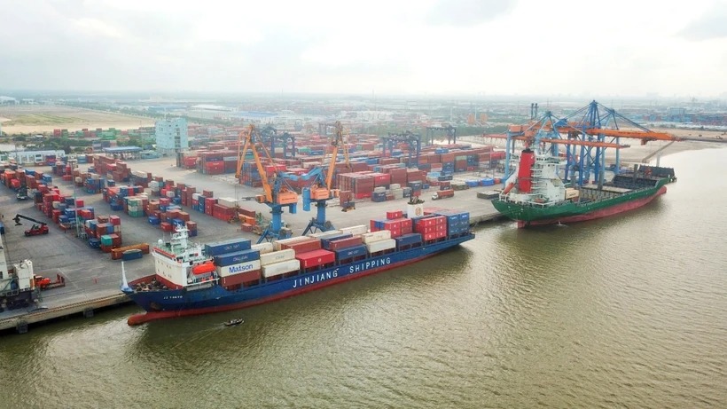 Hãng tàu nước ngoài áp dụng nhiều loại phụ thu hàng hóa tại cảng biển
