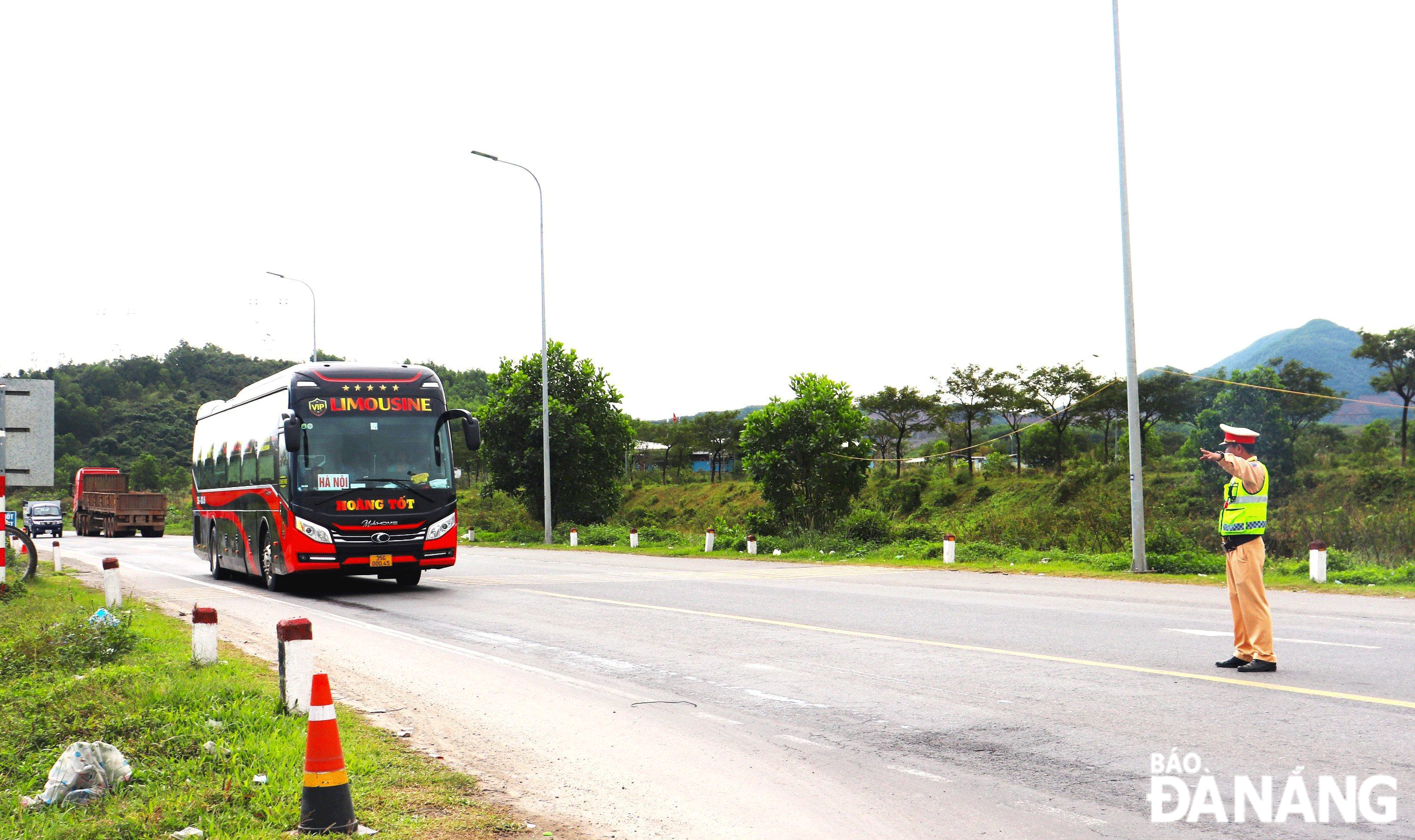 Lực lượng Cảnh sát giao thông (Công an thành phố) chốt chặn tại đường tránh nam Hải Vân giao với đường Nguyễn Tất Thành nối dài nhằm kiểm tra, kiểm soát các phương tiện giao thông trên tuyến. Ảnh: N.Q