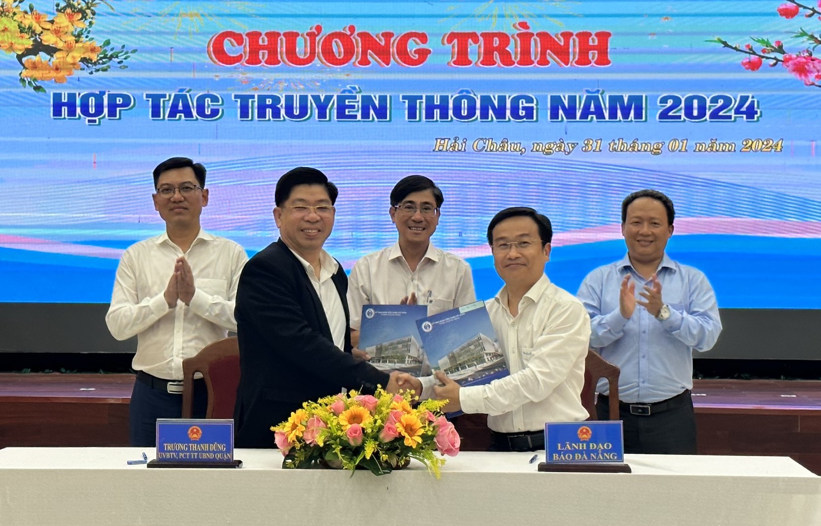 Standing Vice Chairman of Hai Chau District People's Committee Truong Thanh Dung and Deputy Editor-in-Chief of Da Nang Newspaper Hua Van Hai performed the signing ceremony of media cooperation in 2024. Photo: DUYEN ANH