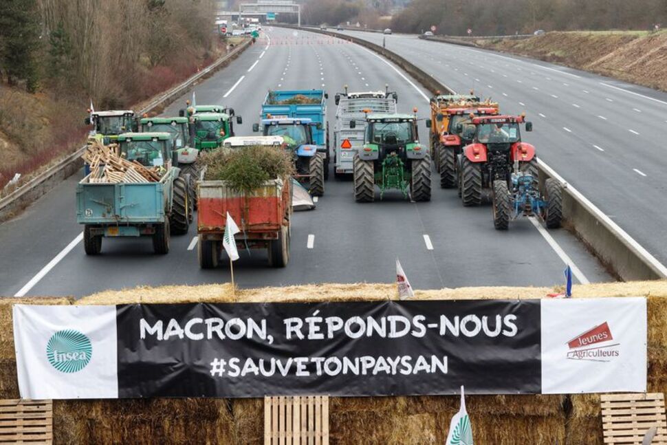 Nông dân Pháp lái máy kéo chặn đường cao tốc tại Longvilliers, gần Paris vào ngày 30-1.  Ảnh: Reuters