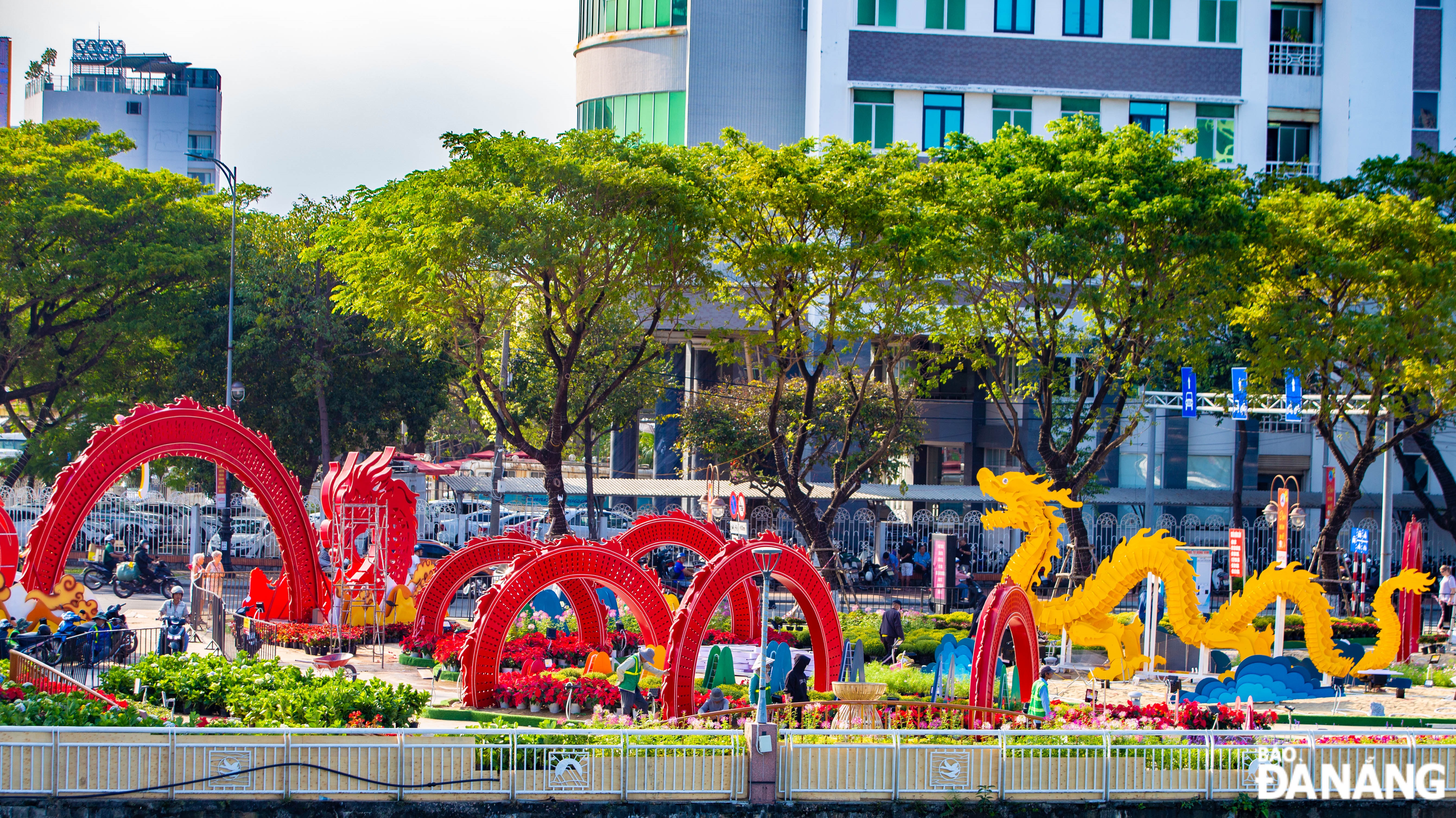 Many models of dragon are being displayed along Bach Dang Street 