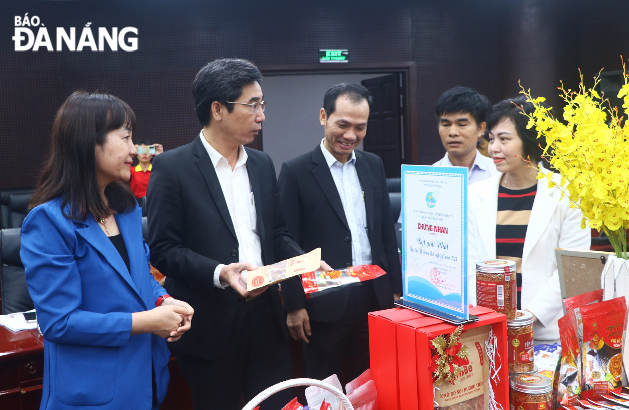 Phó Chủ tịch UBND thành phố Trần Chí Cường (thứ 2, từ trái sang) cùng thành viên hội đồng đánh giá tham quan khu vực trưng bày sản phẩm của các chủ thể. Ảnh: VĂN HOÀNG