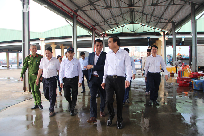 Chủ tịch UBND thành phố Lê Trung Chinh (thứ 2, phải qua) kiểm tra công tác phòng cháy chữa cháy tại Âu thuyền và Cảng cá Thọ Quang. Ảnh: M.Q