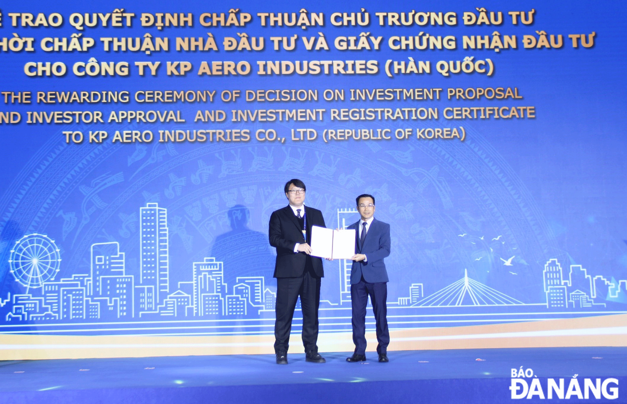 The representative of the Authority of the Da Nang High-tech Park and Industrial Zones awards the investment certificate to the representative of KP Aero Industries Co., Ltd. with the KP Vina Aircraft Components Factory project. Photo: M.QUE