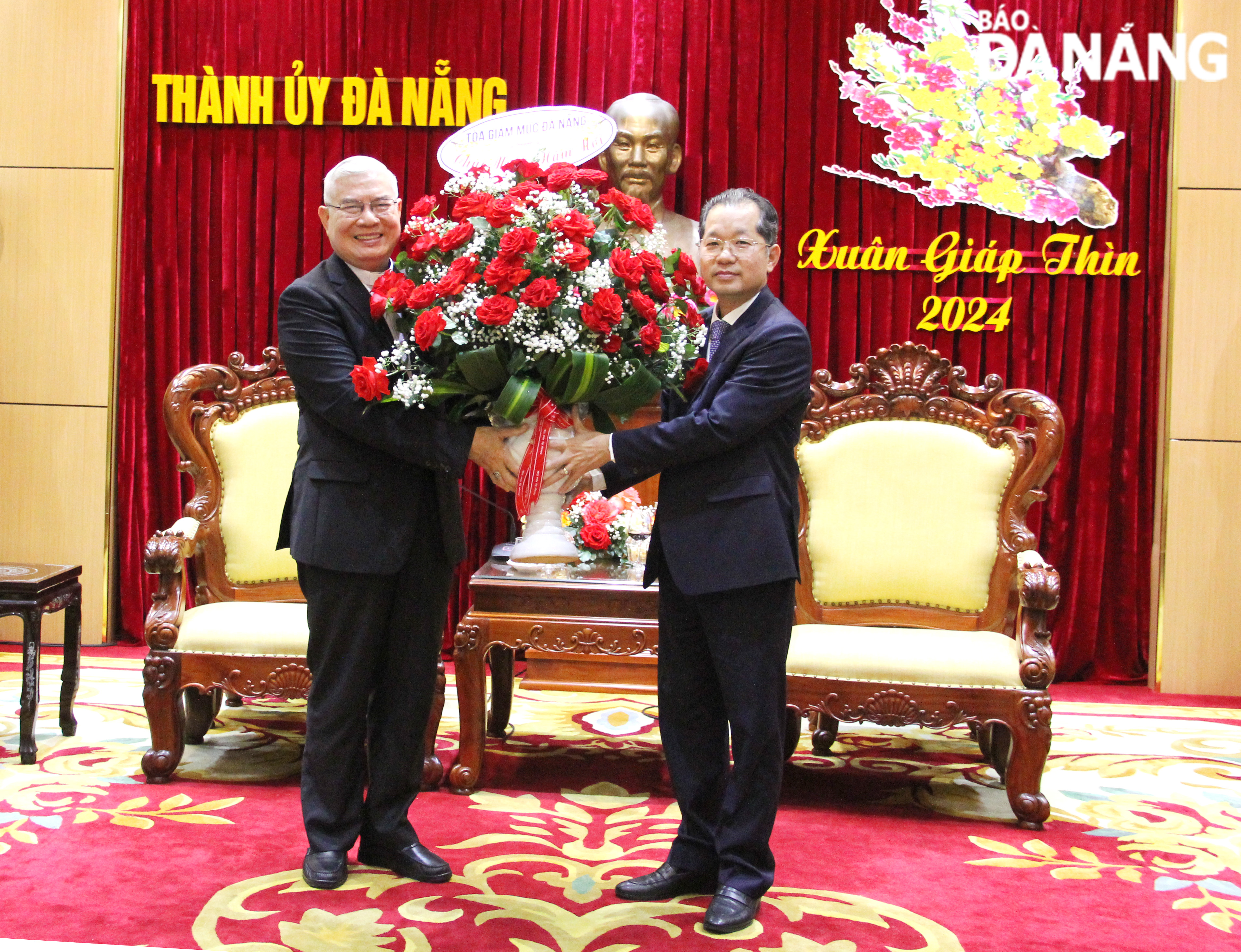 Da Nang Party Committee Secretary Nguyen Van Quang (right) and Bishop of the Da Nang Diocese Dang Duc Ngan 