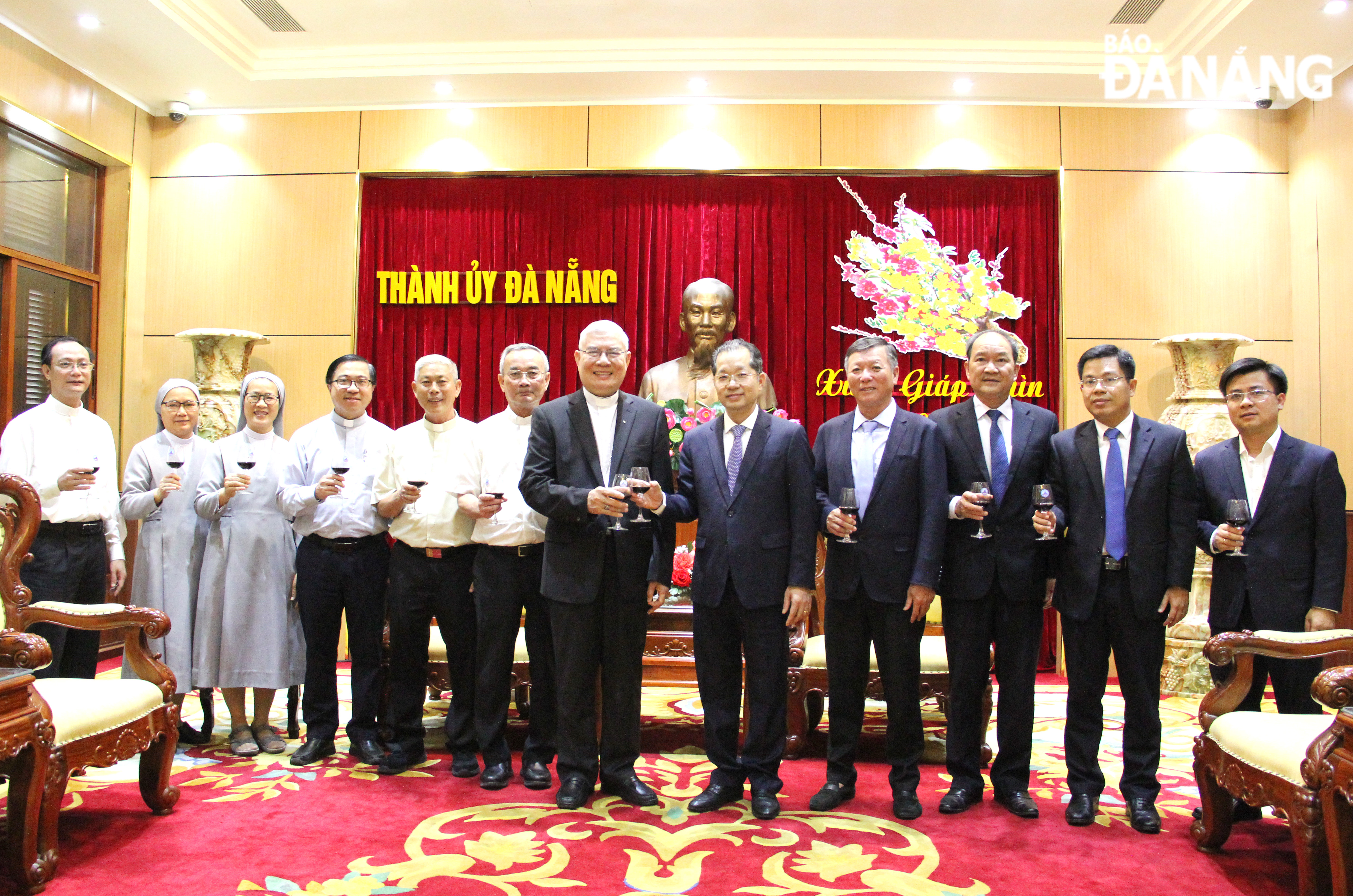 City leaders take souvenir photos with dignitaries of the Da Nang Diocese . Photo: X.HAU