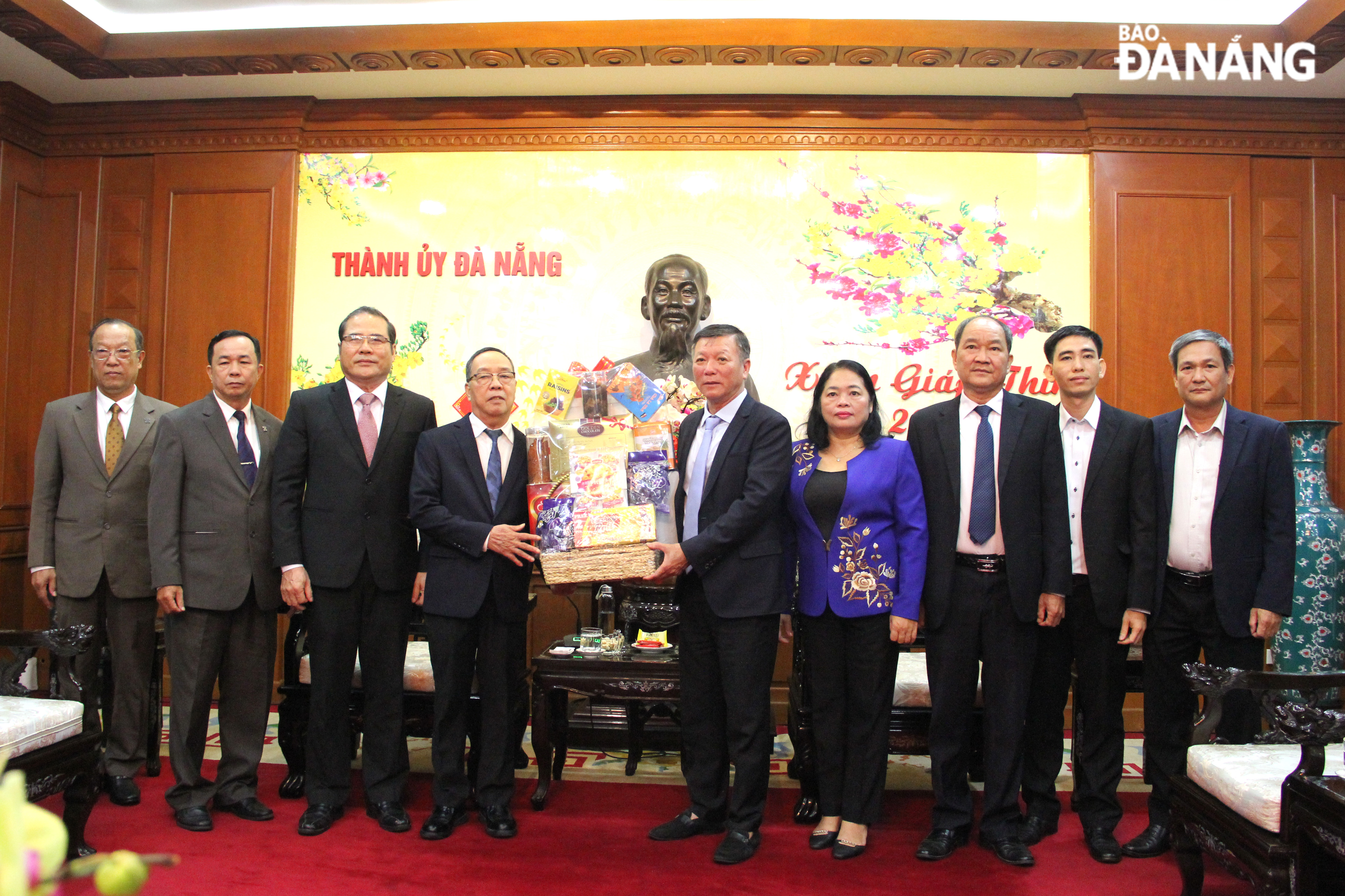 Head of the Da Nang Party Committee's Mass Mobilisation Board Le Van Trung (5th, right) receives a Tet gift from the Evangelical Church of Viet Nam (South)