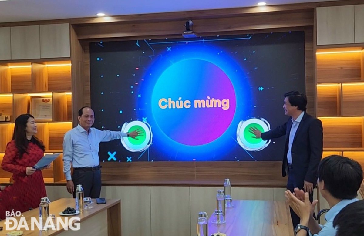 Chủ tịch Hội đồng quản trị Hồ Hương và Tổng giám đốc Hồ Minh Nam thực hiện nghi thức kích hoạt ra mắt phiên bản giao diện Website mới của đơn vị.