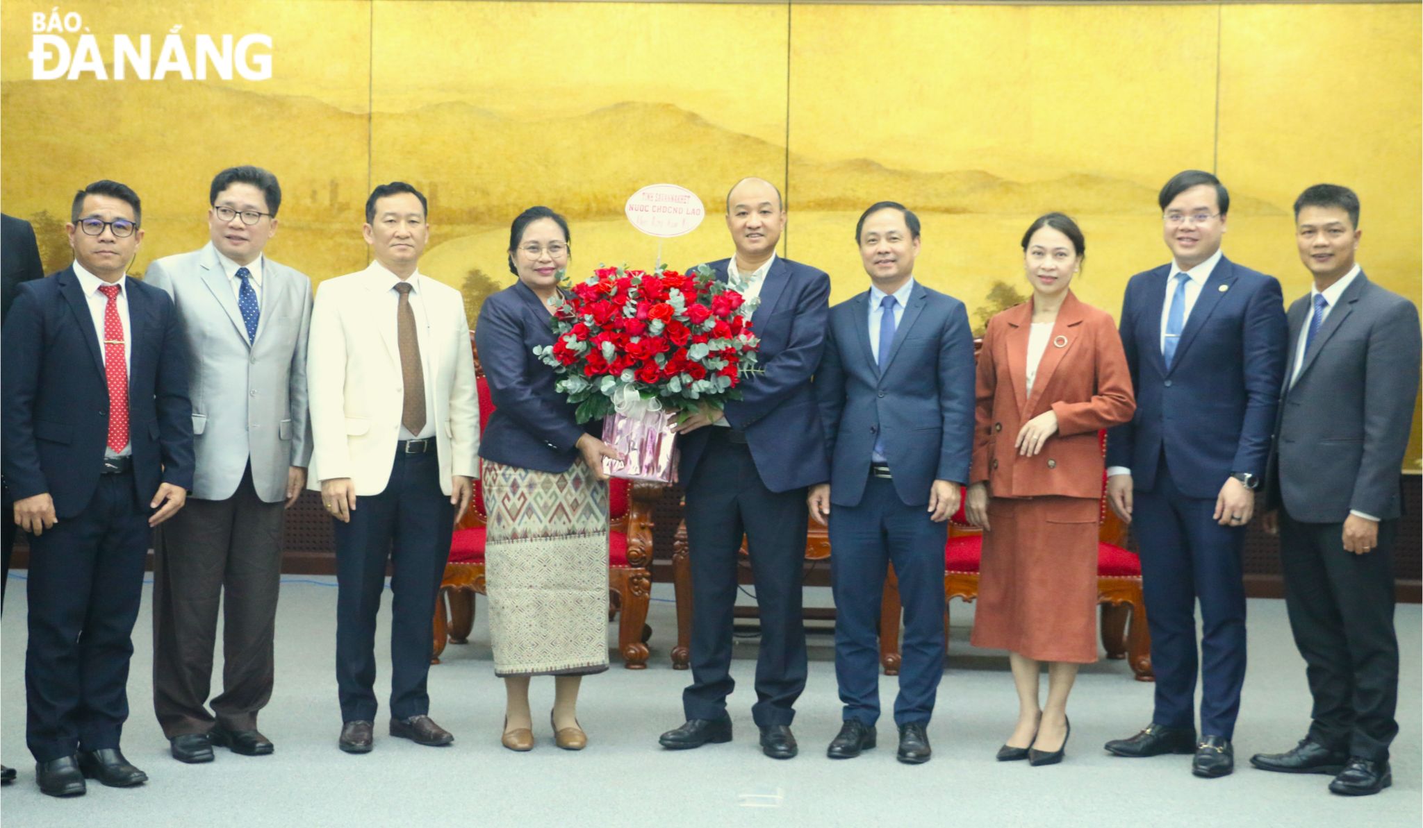 Phó Tỉnh trưởng tỉnh Savannakhet (Lào) Lingthong Sengtavanh (thứ 4, từ trái sang) tặng hoa chúc mừng Tết Nguyên đán Giáp thìn 2024 đến Phó chủ tịch UBND thành phố Lê Quang Nam (thứ, từ phải sang) cùng các lãnh đạo thành phố. Ảnh: T.PHƯƠNG