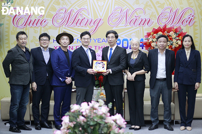 Vice Chairman of the Da Nang People's Committee Tran Chi Cuong (5th, right) presents a souvenir to Mr. Masayuki Aoyagi, Production Director of Japan's Kadokawa Group. Photo: X.D