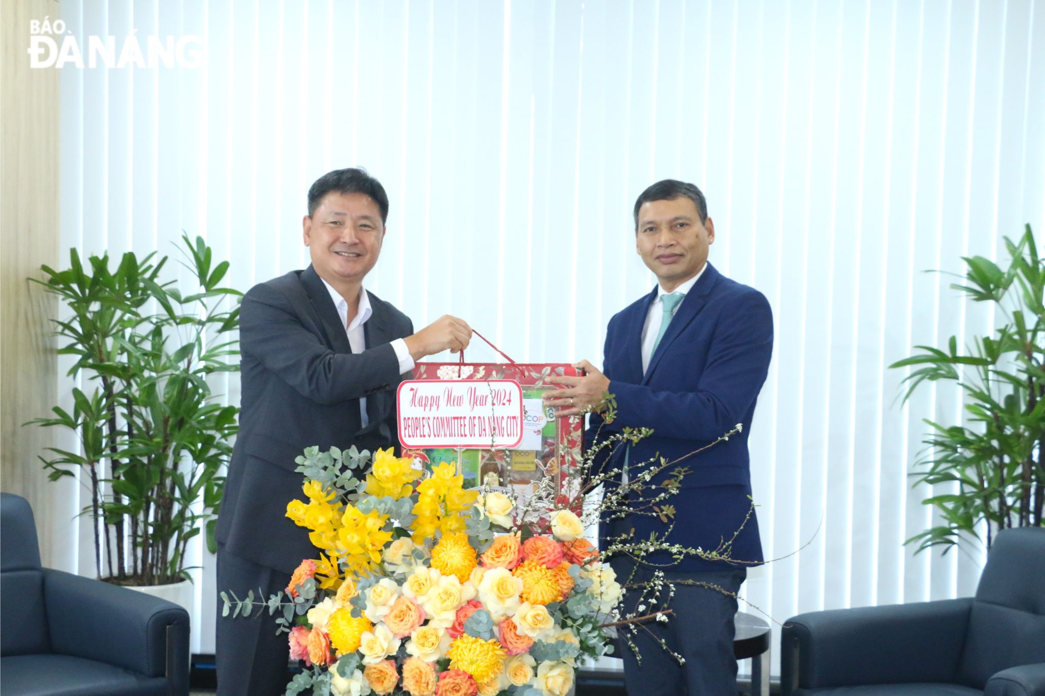 Phó Chủ tịch Thường trực UBND thành phố Hồ Kỳ Minh (bên phải) tặng hoa chúc mừng Tết Giáp Thìn 2024 đến Tổng Lãnh sự cùng cán bộ, nhân viên Tổng Lãnh sự quán Hàn Quốc tại Đà Nẵng. Ảnh: T.PHƯƠNG