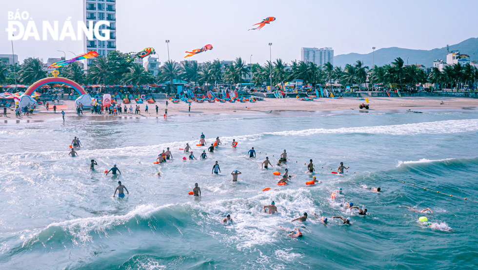 Bãi biển Đà Nẵng cứ mỗi độ vào hè lại sôi động với nhiều hoạt động thể thao hấp dẫn.