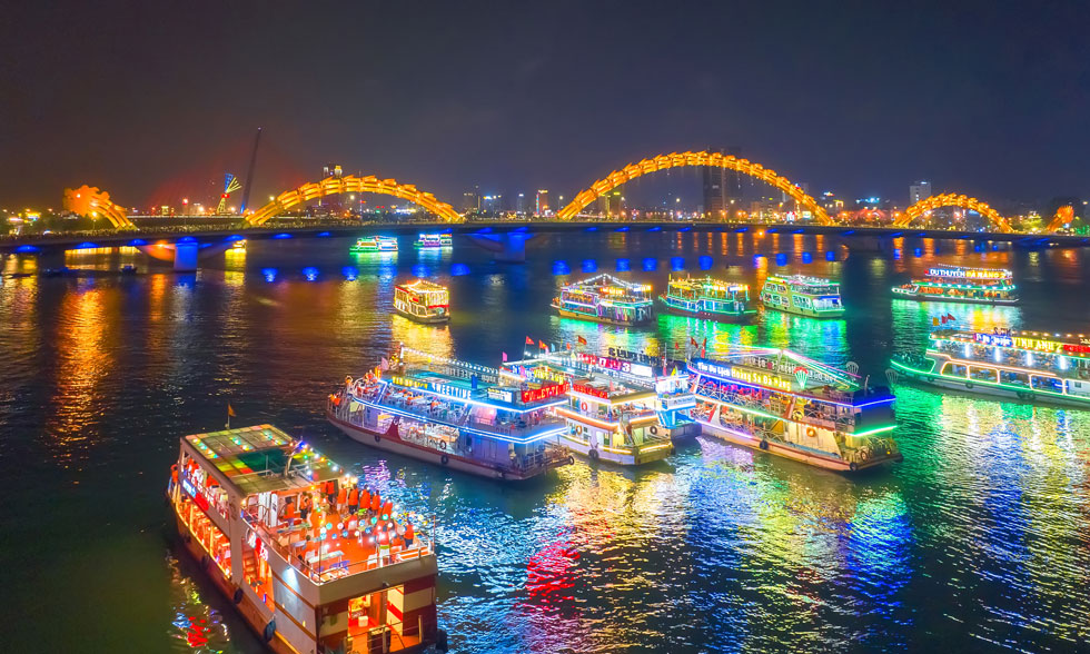 Du lịch trên dòng sông Hàn về đêm là một trải nghiệm đáng nhớ đối với du khách.	