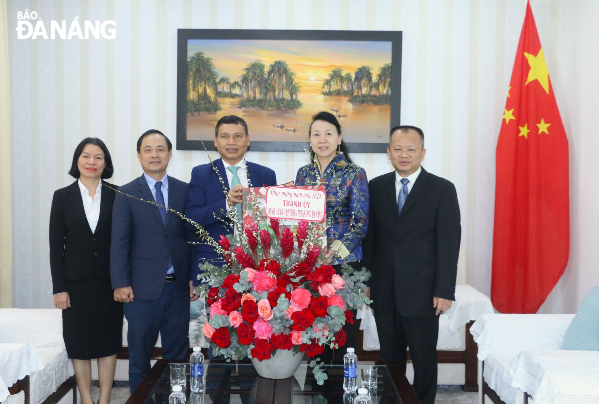 Vice Chairman of the Da Nang People's Committee Ho Ky Minh (3rd, left) presenting flowers to congratulate the 2024 Lunar New Year of the Dragon to the Consul General and staff of the Chinese Consulate General in Da Nang. Photo: T.PHUONG