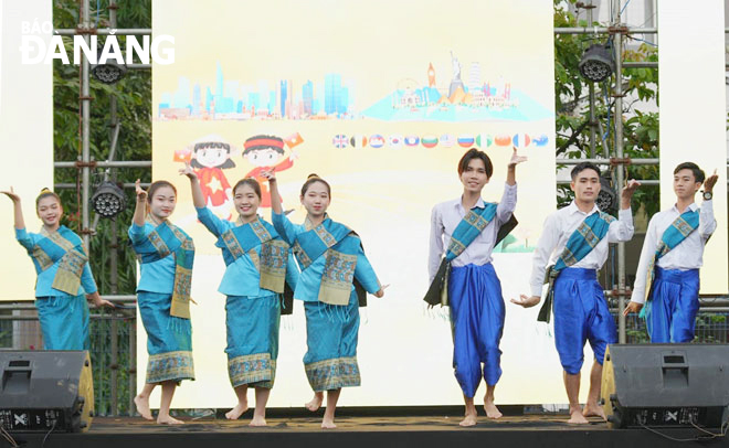Sinh viên Lào trình diễn điệu múa truyền thống tại Ngày hội giao lưu sinh viên quốc tế chào đón năm mới 2024. Ảnh: K.N