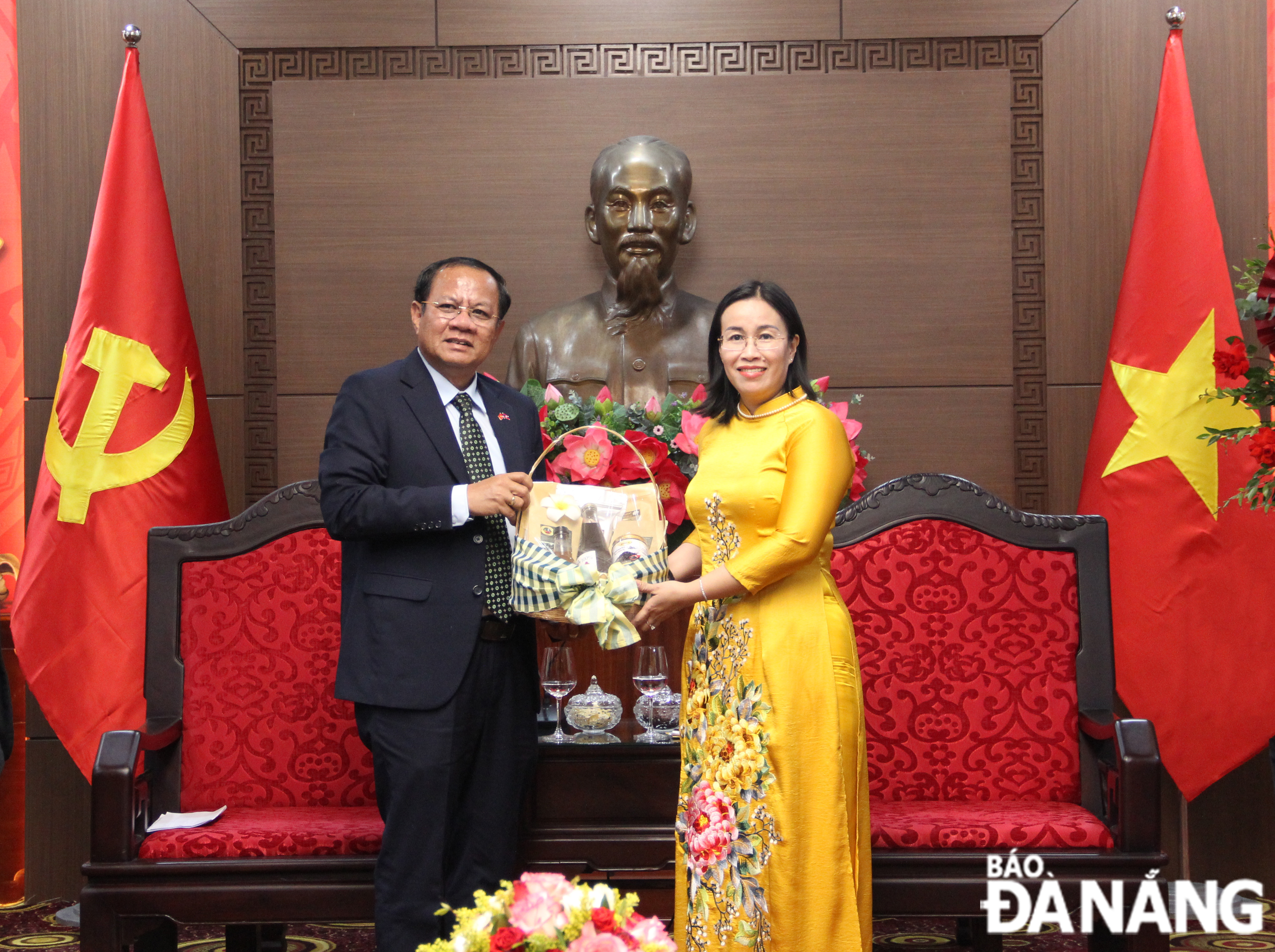 Vice Chairwoman of the Da Nang People's Council Nguyen Thi Anh Thi receives a Tet gift from her counterpart Khanxay Latthahao. Photo: X.HAU