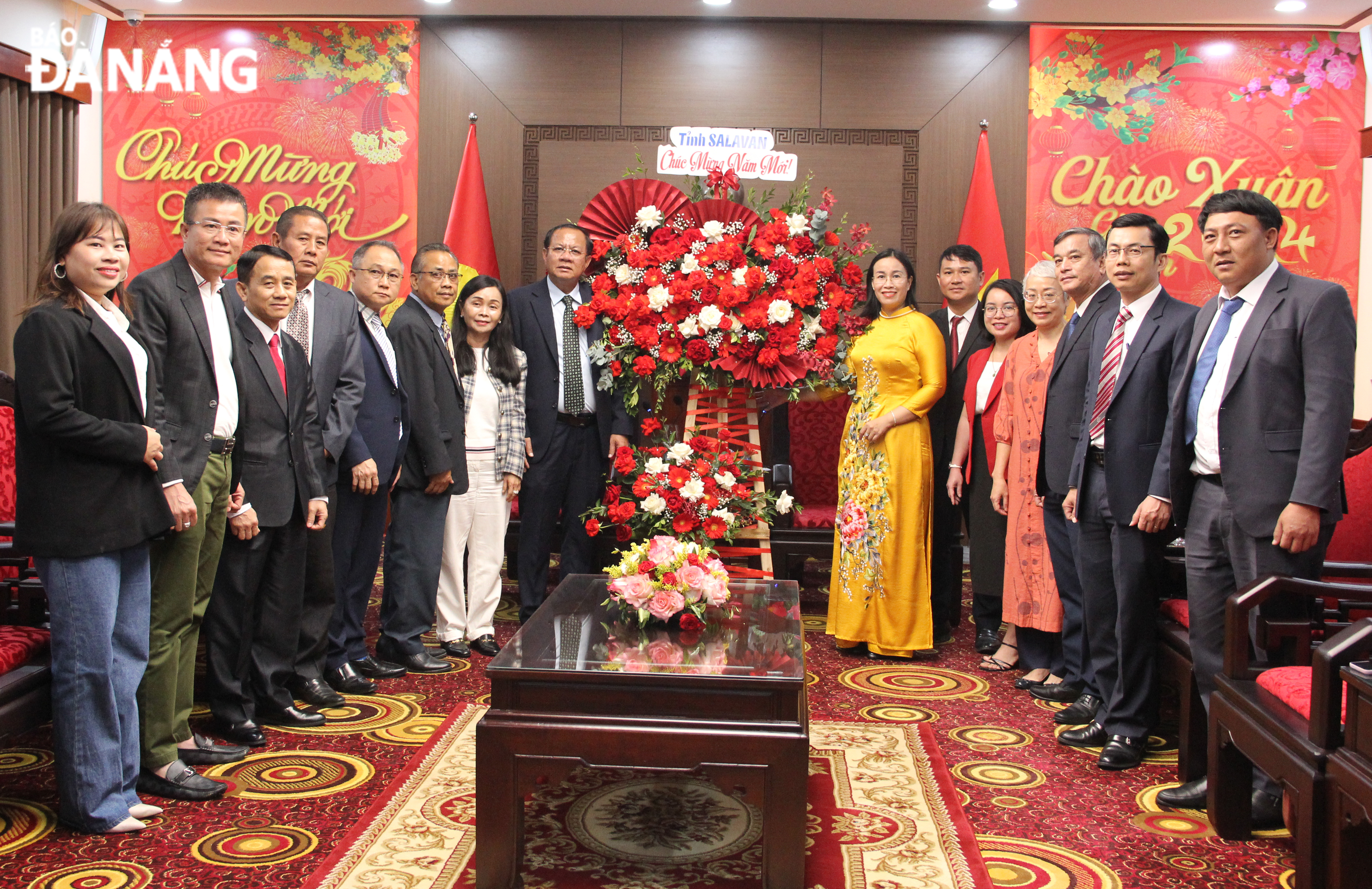 Delegates from People’s Councils of Da Nang and Salavan Province posing for a group photo. Photo: X.HAU