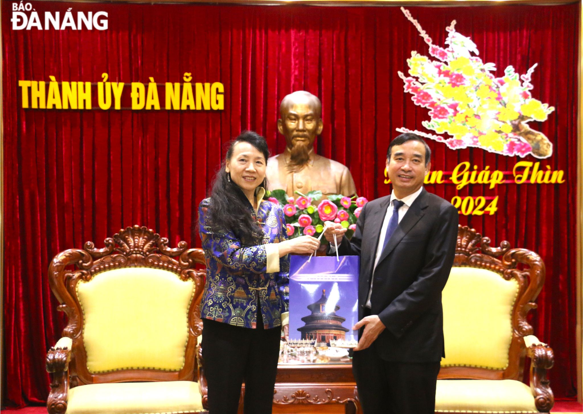 Tổng Lãnh sự Trung Quốc tại Đà Nẵng Đổng Bích Du (bên trái) tặng quà chúc mừng năm mới 2024 thành phố. Ảnh: T.PHƯƠNG