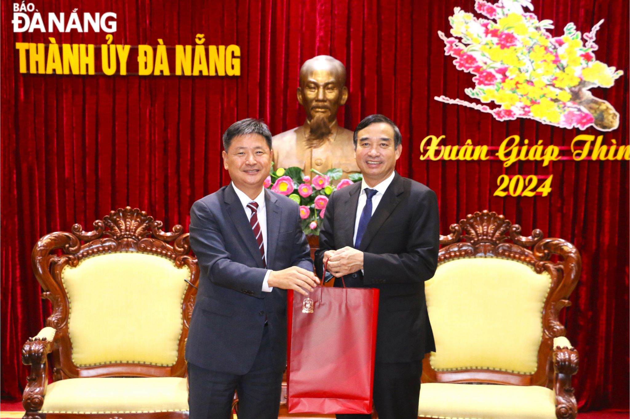 Tổng Lãnh sự Hàn Quốc tại Đà Nẵng Kang Boo Sung (bên trái) tặng quà chúc mừng năm mới thành phố. Ảnh: T.PHƯƠNG