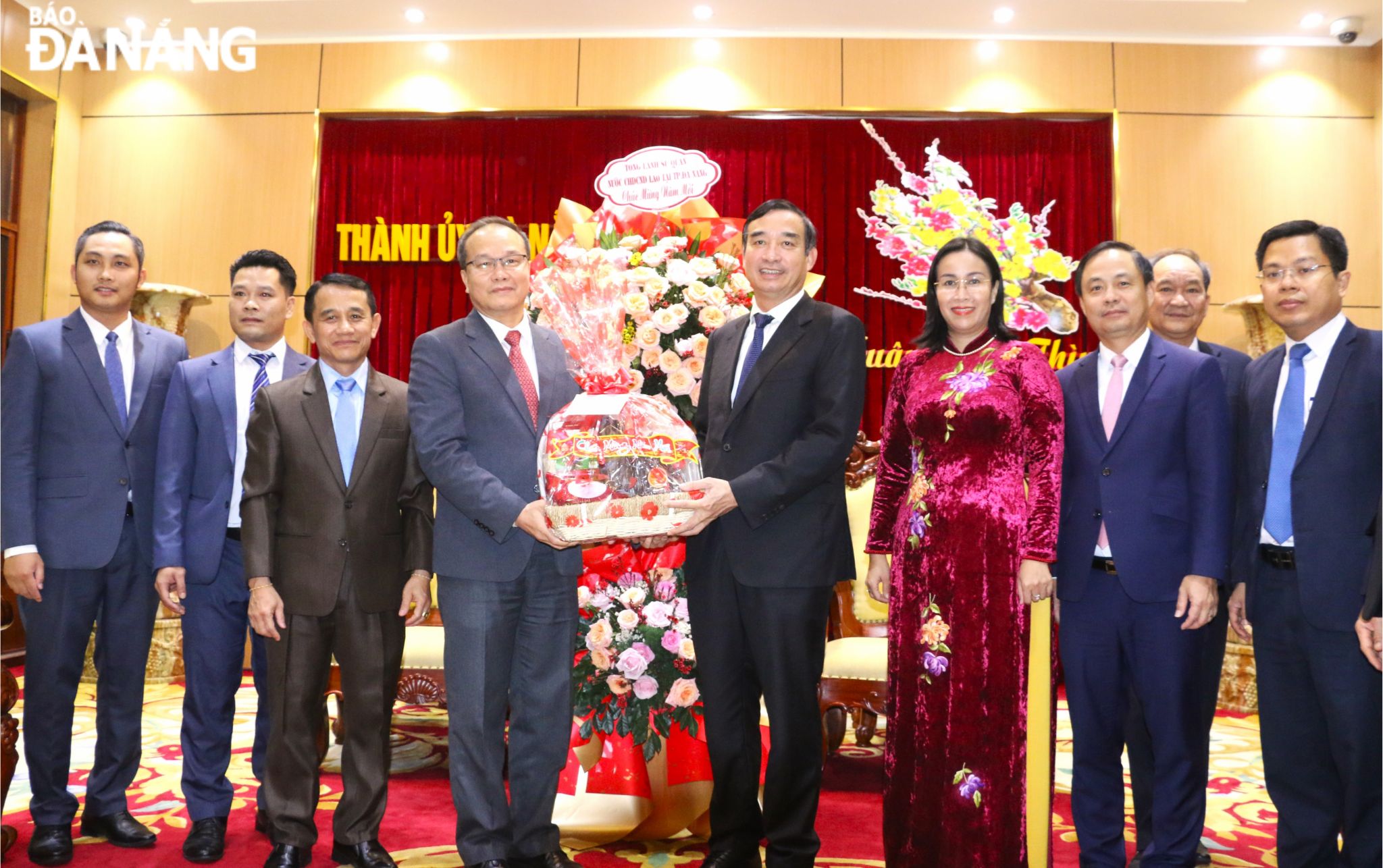 Consul General of Laos in Da Nang Souphanh Hadaoheuang (4th, left) giving a Lunar New Year's gift to the city leaders. Photo: T.PHUONG