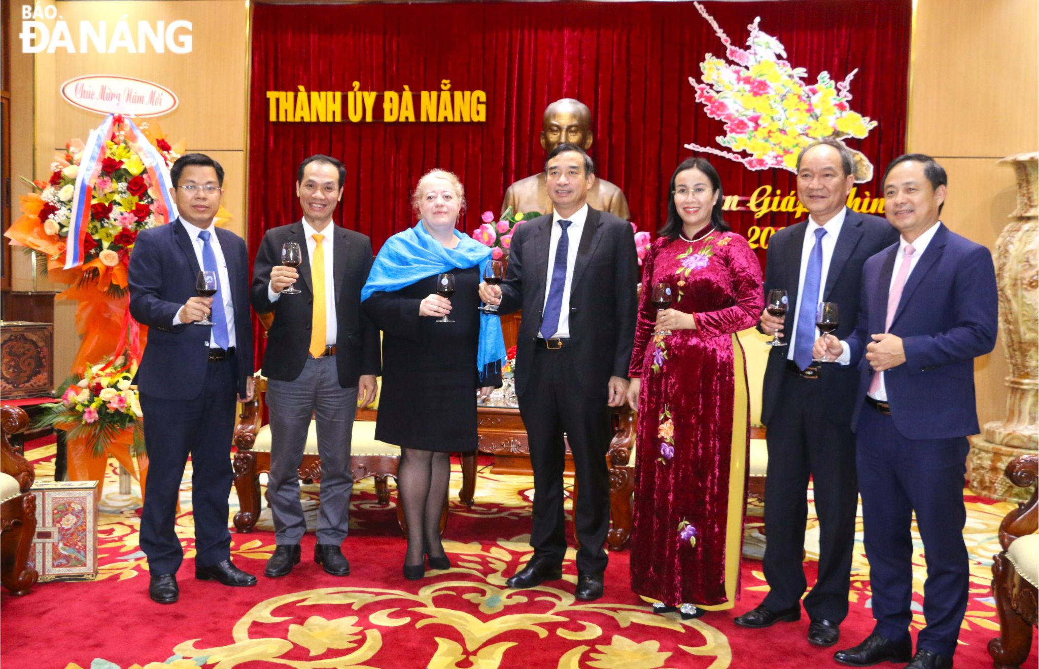 Consul General of Russia in Da Nang Mizonova Maria Georgievna (3rd, left) wishing the city a happy and prosperous Lunar New Year 2024. Photo: T.PHUONG