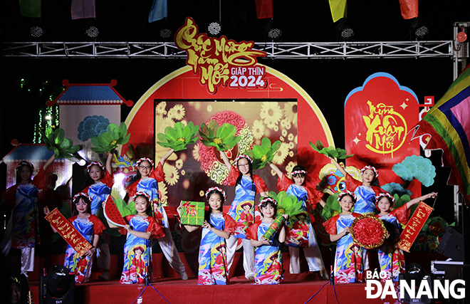 The festival has many attractive and fun activities filled with Tet atmosphere, attracting a large number of participants. Photo: X.D