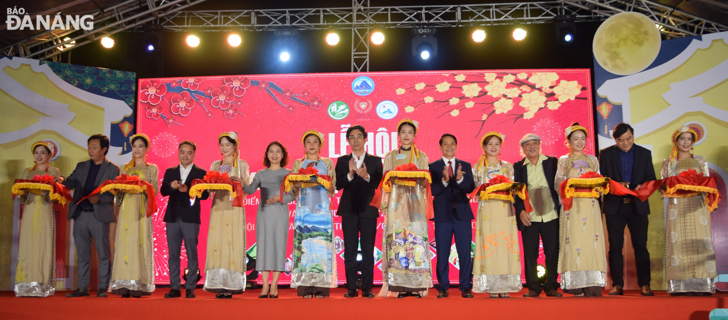 Vice Chairman of the Da Nang People's Committee Tran Chi Cuong participated in a ribbon cutting ceremony to open the Quang Da Tet Culinary Culture Festival. Photo: HOANG HIEP