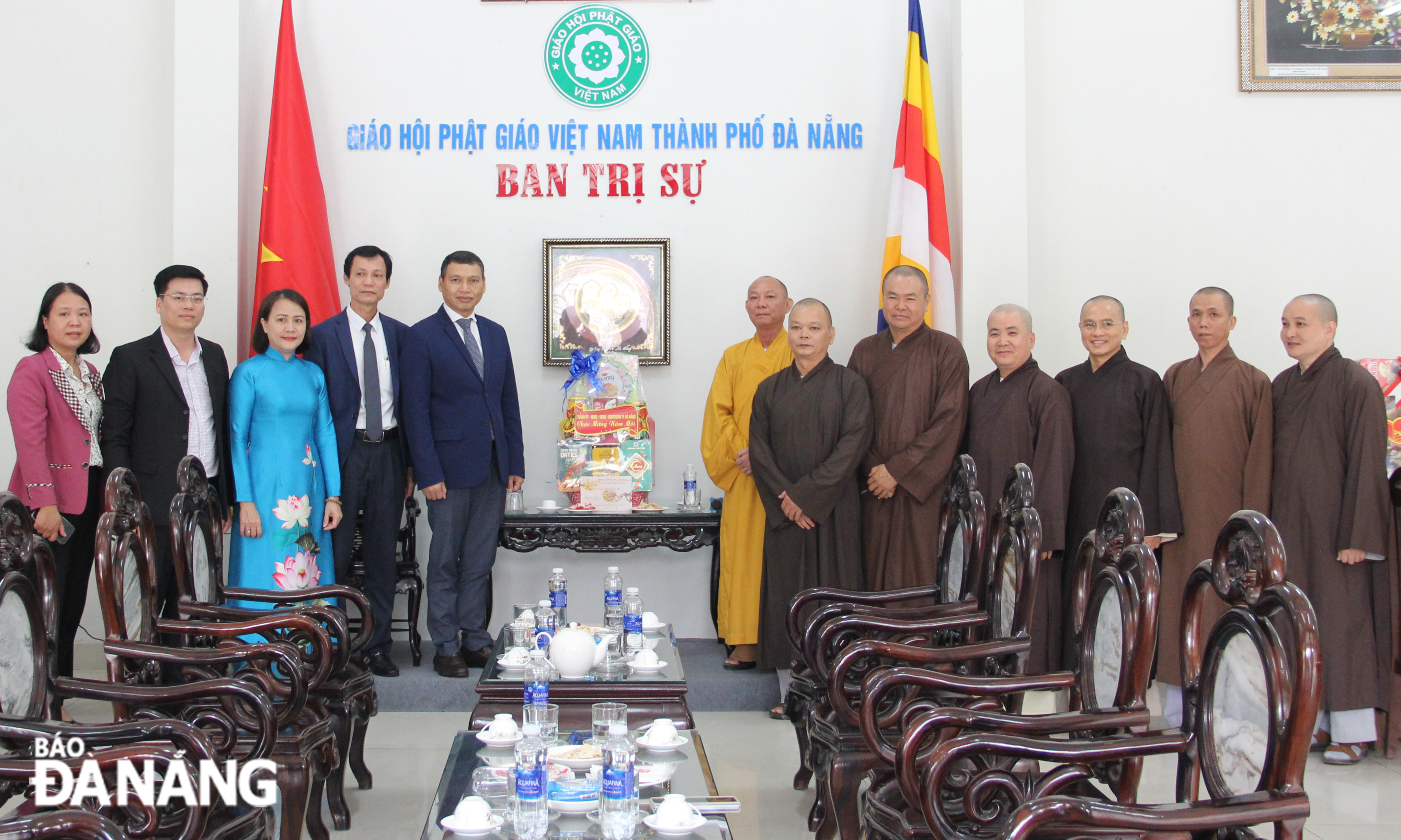 Phó Chủ tịch Thường trực UBND thành phố Hồ Kỳ Minh thăm, tặng quà Ban Trị sự Giáo hội Phật giáo Việt Nam thành phố Đà Nẵng. Ảnh: X.HẬU