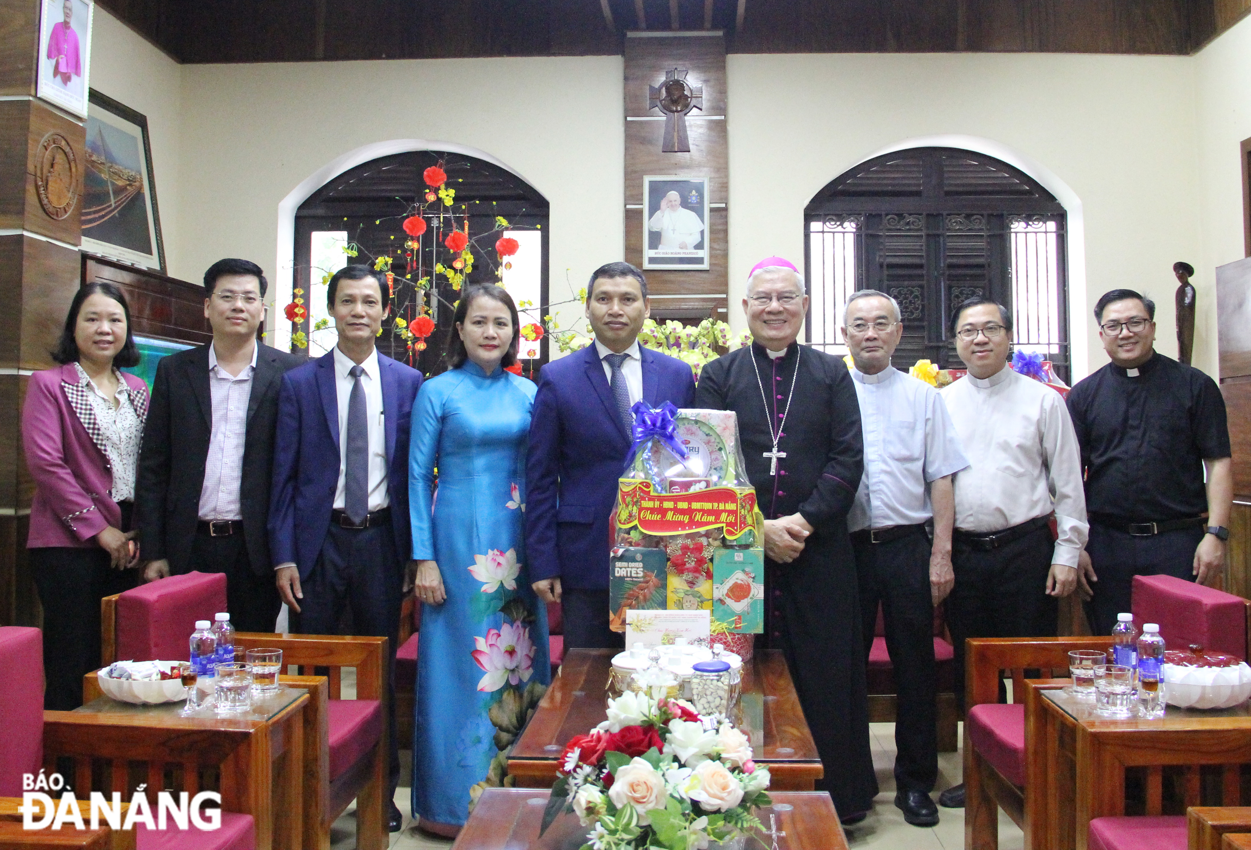 Phó Chủ tịch Thường trực UBND thành phố Hồ Kỳ Minh thăm, tặng quà Giám mục Đặng Đức Ngân và các vị chức sắc Tòa Giám mục Đà Nẵng. Ảnh: X.H