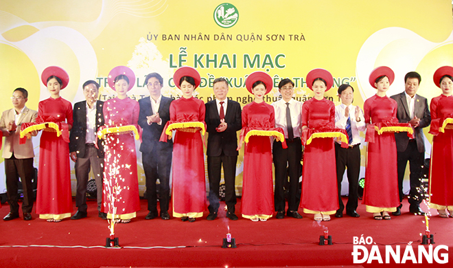 Delegates cutting the ribbon to open the exhibition 