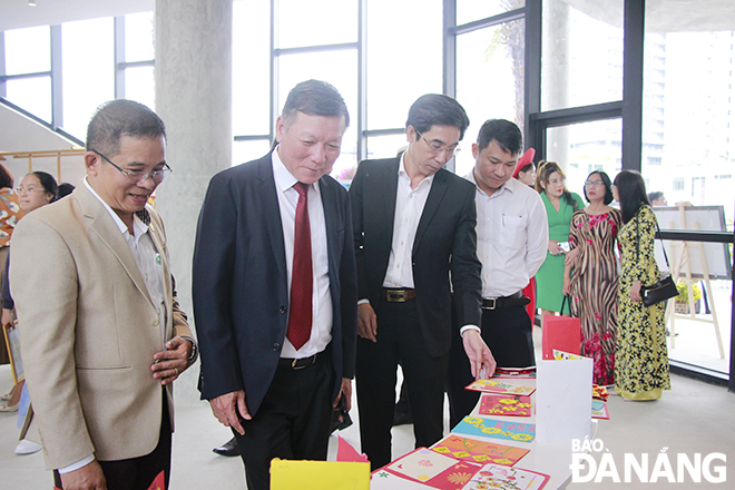 Delegates visit a space for displaying Tet cards made by pupils in Son Tra District. Photo: X.D