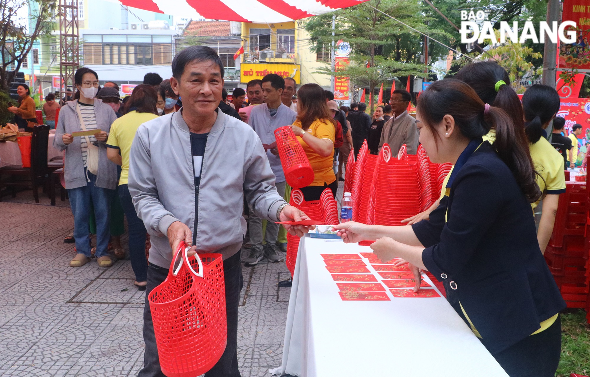 Red envelopes are given to people in need with the hope of bringing good luck to them in the lunar new year. Photo: VAN HOANG