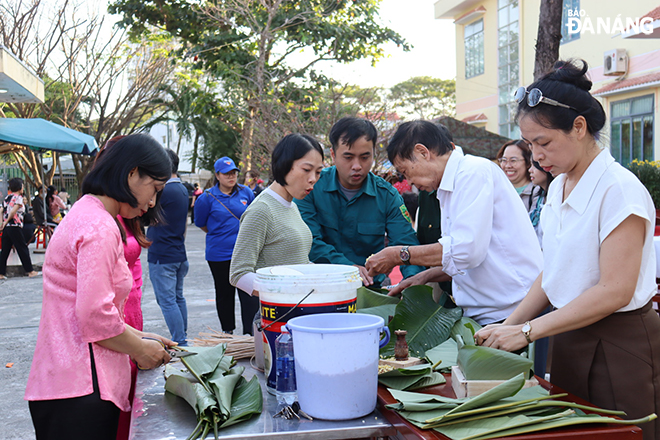 Hoạt động gói và nấu bánh chưng tại Ngày hội. Ảnh: TRẦN TRÚC