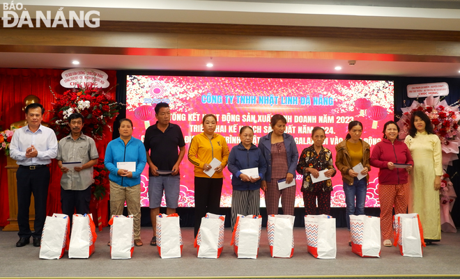 Deputy Head of the Da Nang Party Committee's Publicity and Education Department Nguyen Hoai Nam (first, left) and company representatives presenting gifts to people in difficult circumstances. Photo: M.Q