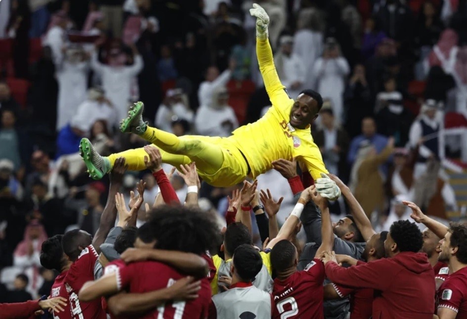 Qatar ăn mừng sau khi giành vé vào bán kết Asian Cup 2023. (Nguồn: AFP)