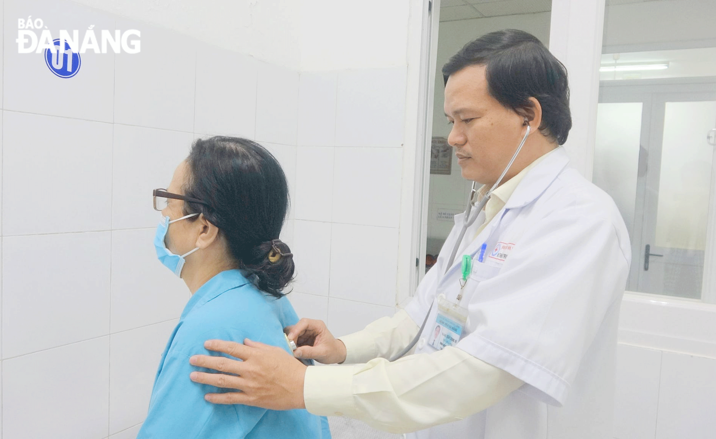 Bác sĩ Bệnh viện Đà Nẵng đang thăm khám cho bệnh nhân. Ảnh: KHÁNH NGÂN	