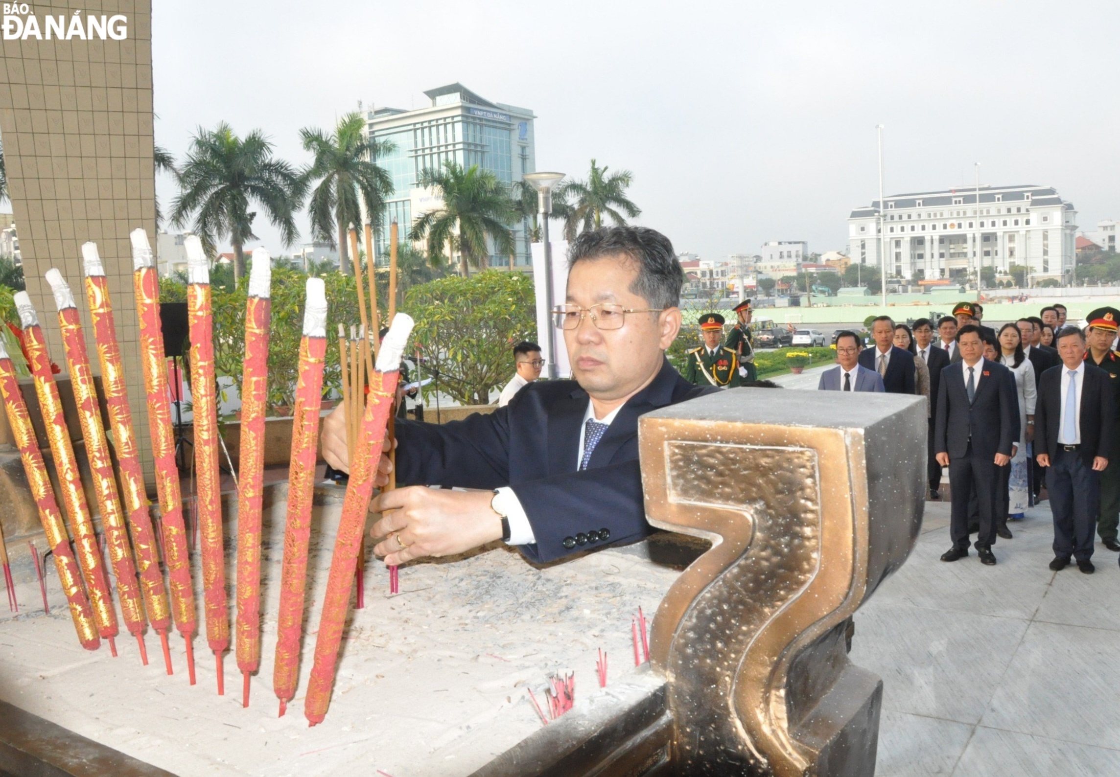 Bí thư Thành ủy Nguyễn Văn Quảng thắp hương viếng các anh hùng, liệt sĩ tại Đài tưởng niệm thành phố. Ảnh: LÊ HÙNG