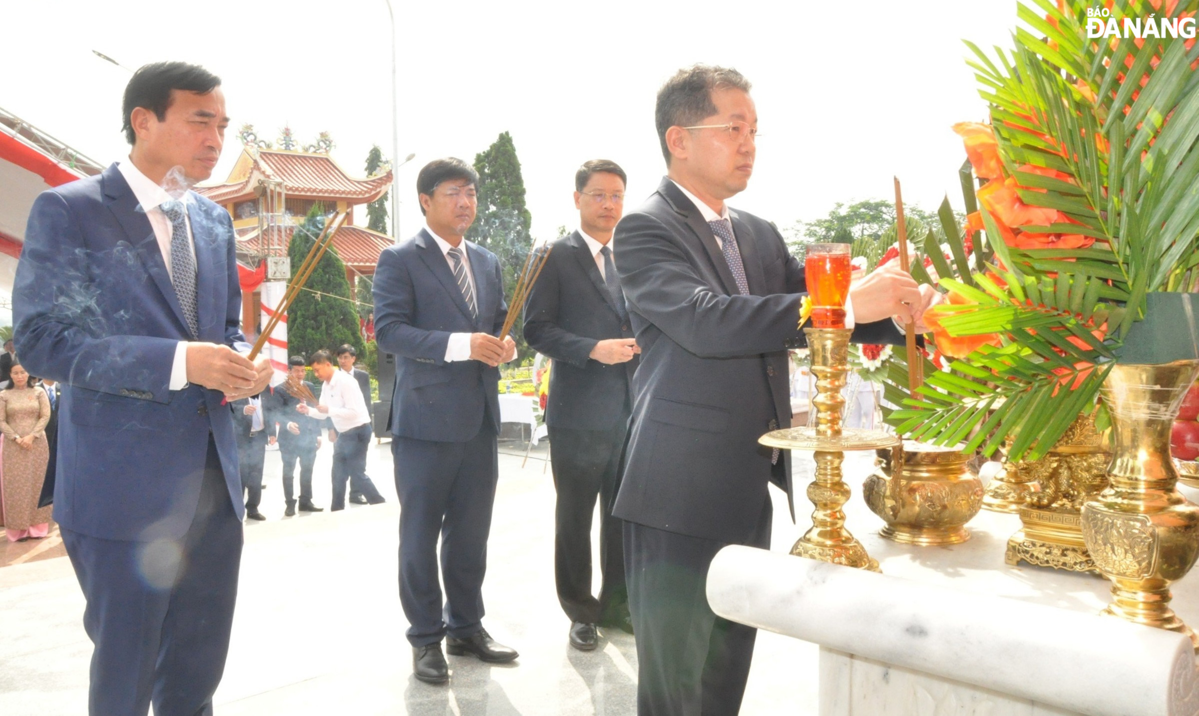 Đoàn lãnh đạo Thành ủy, HĐND, UBND, Ủy ban MTTQ Việt Nam thành phố đến đặt vòng hoa và dâng hương tưởng niệm các anh hùng, liệt sĩ tại Nghĩa trang liệt sĩ thành phố. Ảnh: LÊ HÙNG