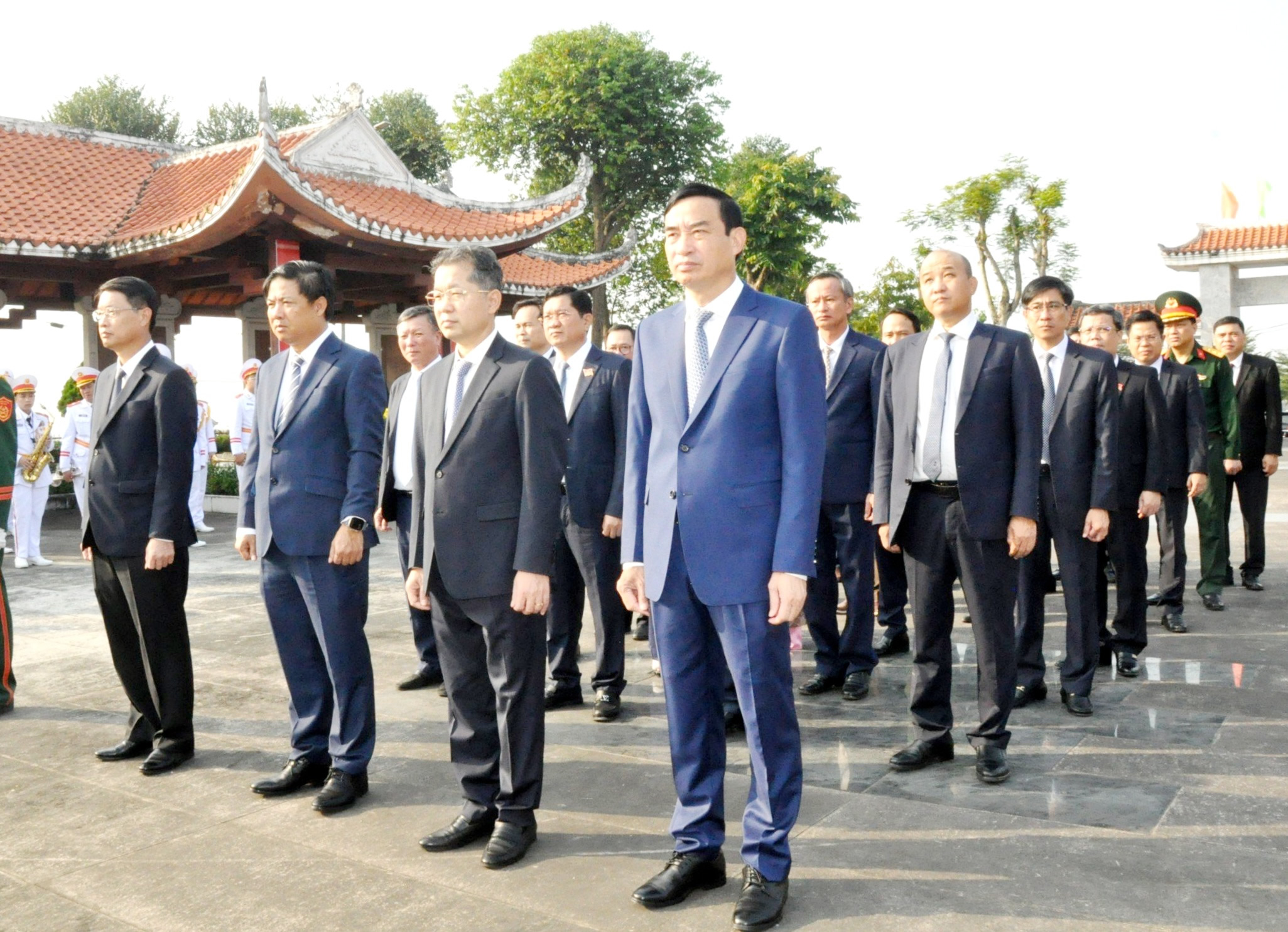 Đoàn đại biểu Thành ủy, HĐND, UBND, Ủy ban MTTQ Việt Nam thành phố đặt vòng hoa, dâng hương tại Đài tưởng niệm liệt sĩ Hòa Vang. Ảnh: LÊ HÙNG 